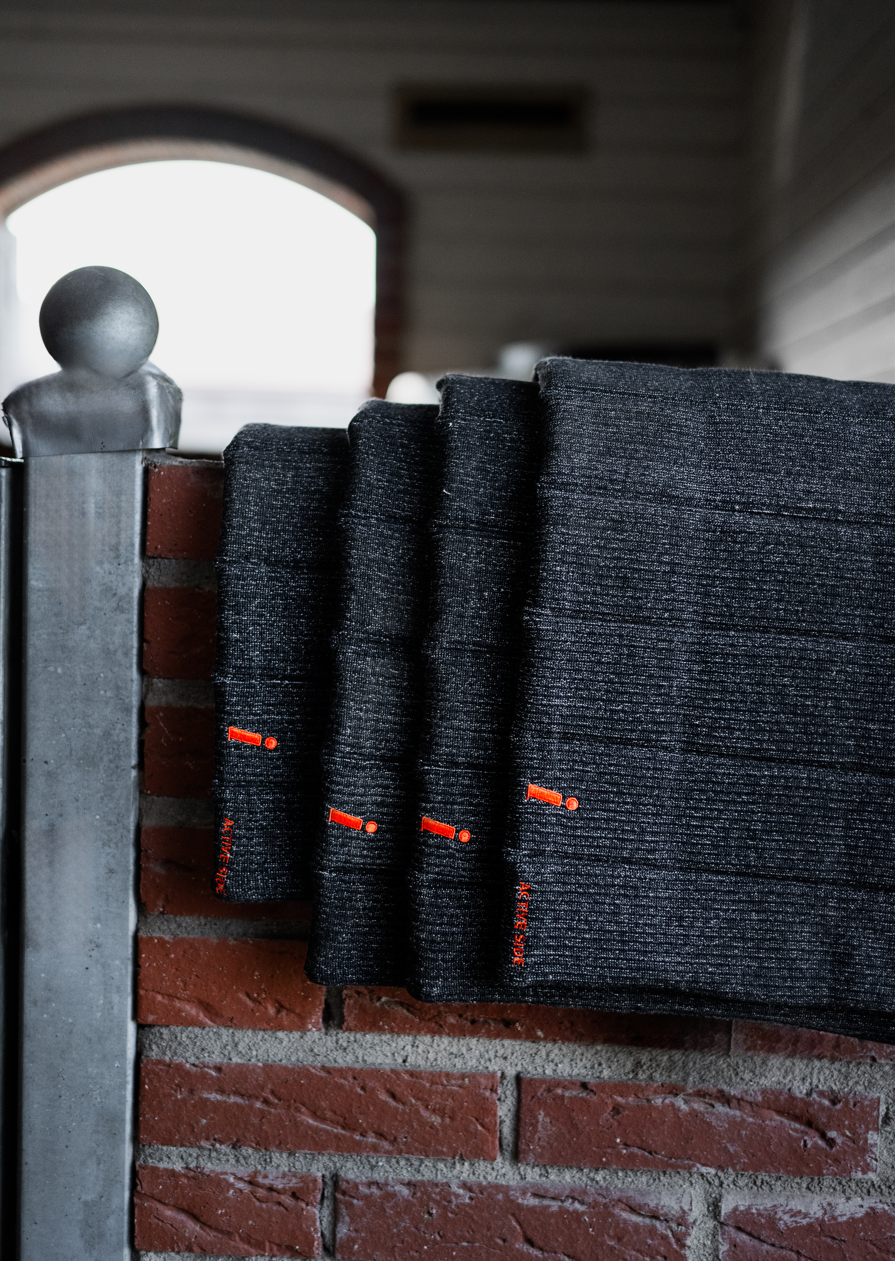 Black Circulation standing wraps